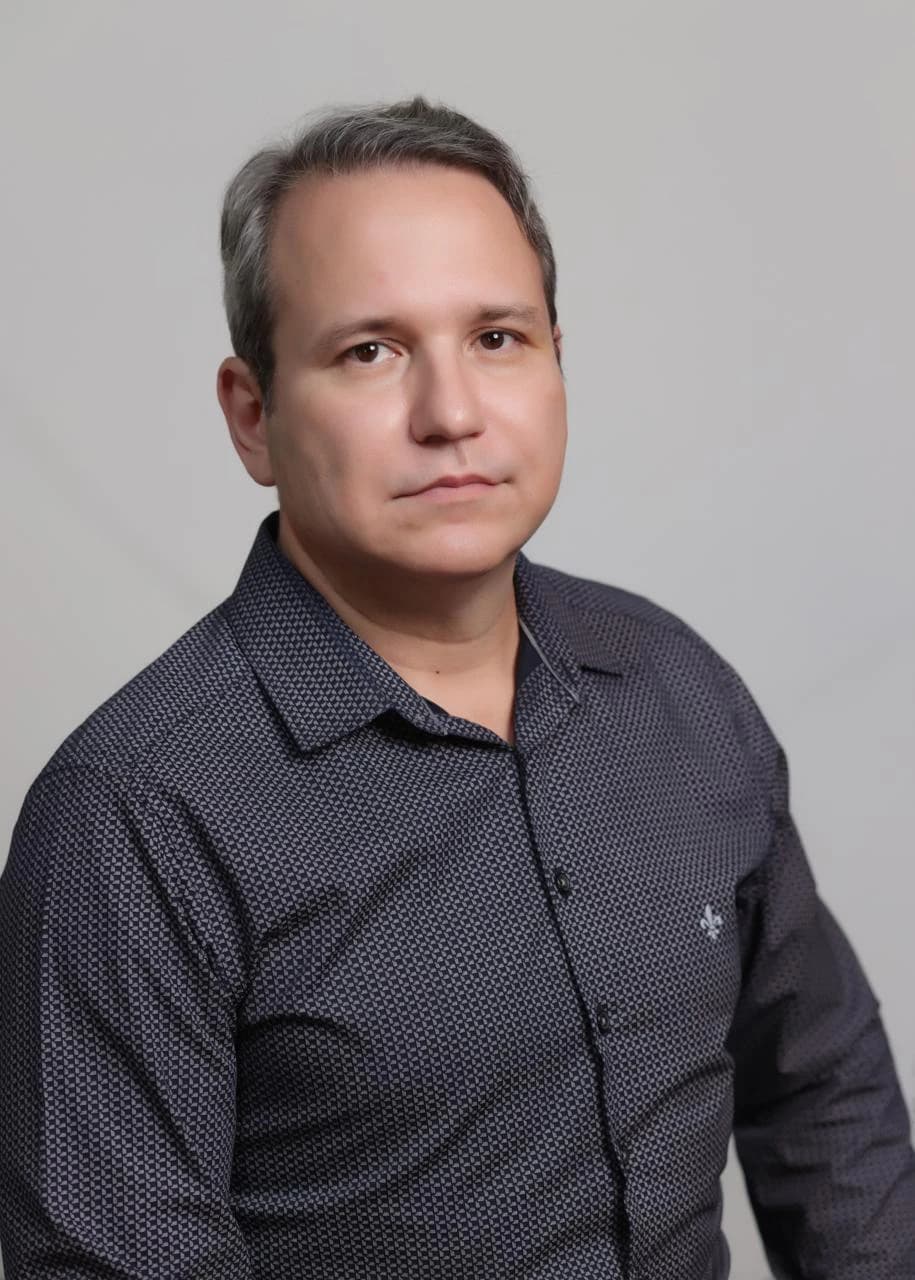 Retrato oficial do Dr. Erisson Brandão com camisa escura
