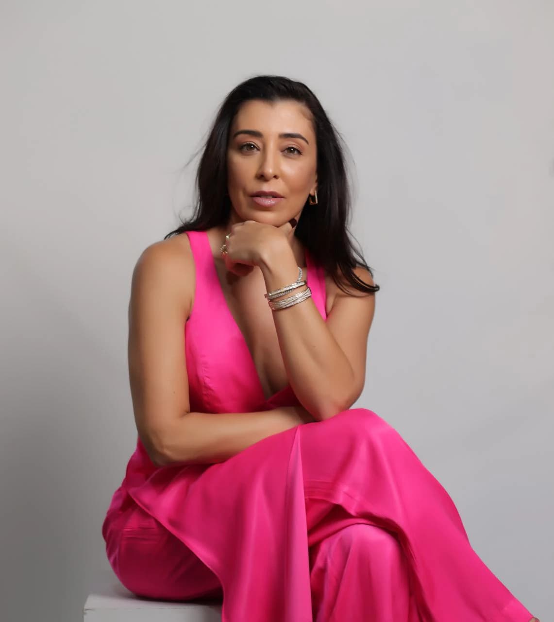 Retrato oficial da Dra. Yana Mara Brandão sentada